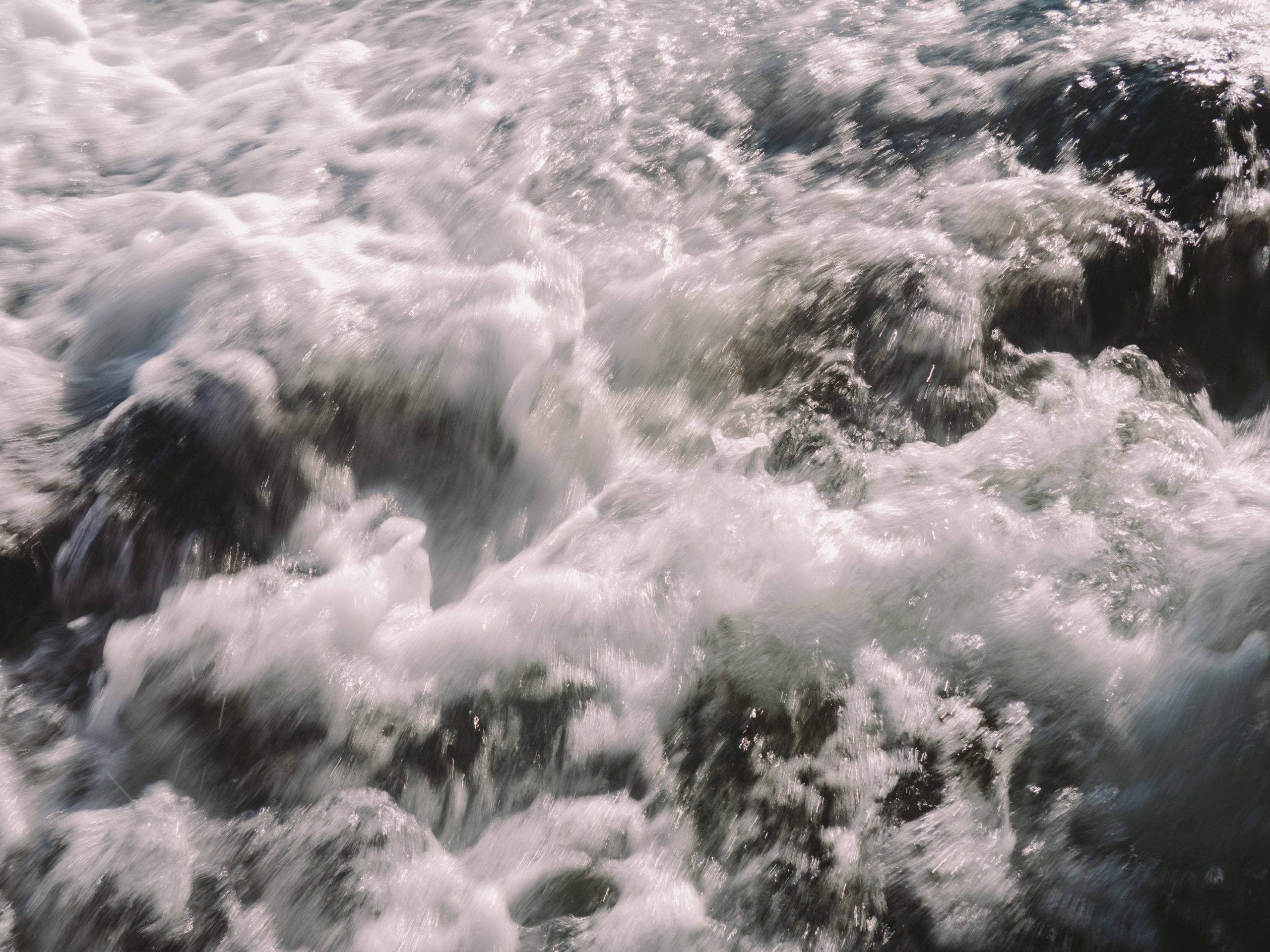 The waves echo the migration journeys of people with diverse gender identities and sexual orientations. Uncontainable, they resist, sweep things away, and carry on.