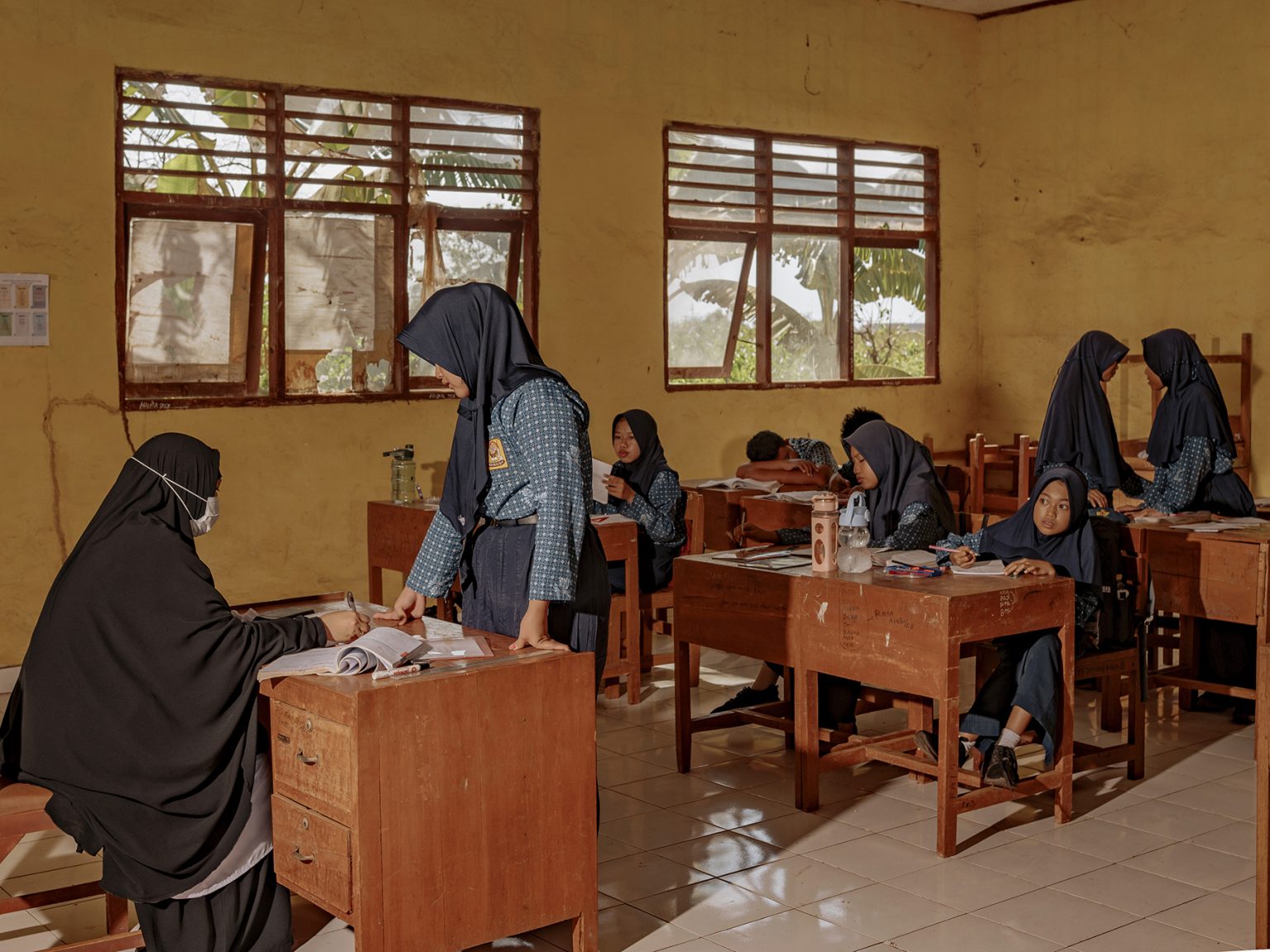 Dust-filled classrooms have become the new normal at Pa’jukukang State Junior High School (SMPN) 3. With limited funding from the School Operational Assistance (BOS) program, the school cannot hire cleaning staff, leaving students and teachers to do the sweeping. But no matter how often they clean, the dust returns, along with the ceaseless drone and clang of nearby factories.