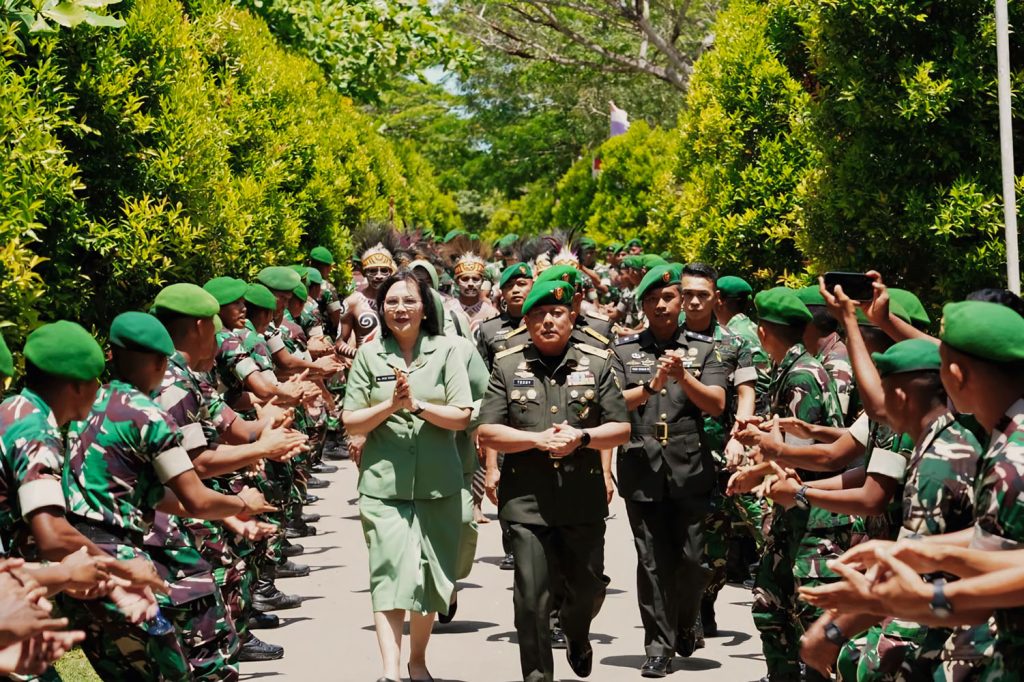 Brig. Gen. Eventius Teddi Danarto, the chief of staff of Kodam XXIV/Mandala Trikora, is welcomed at the Kodam's headquarters in Merauke, South Papua, on Sept. 22, 2025.