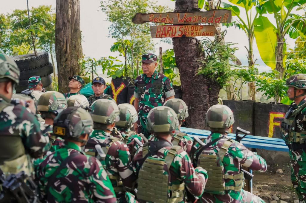 Maj. Gen. Amrin Ibrahim, commander of Regional Military Command (Kodam) XVII/Cenderawasih, visits a military post in Jayawijaya, Highland Papua, on Nov. 7, 2025.