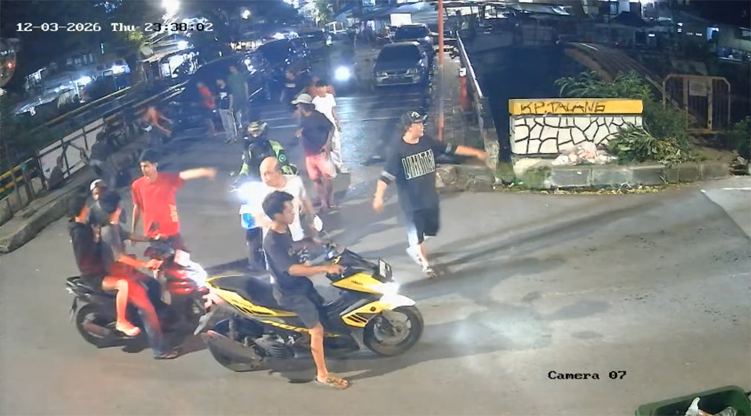 Hidayat, a resident of Talang Street, rides Andrie’s motorcycle in an attempt to pursue the attackers. He later turns back after feeling heat from acid residue left on the motorcycle seat.