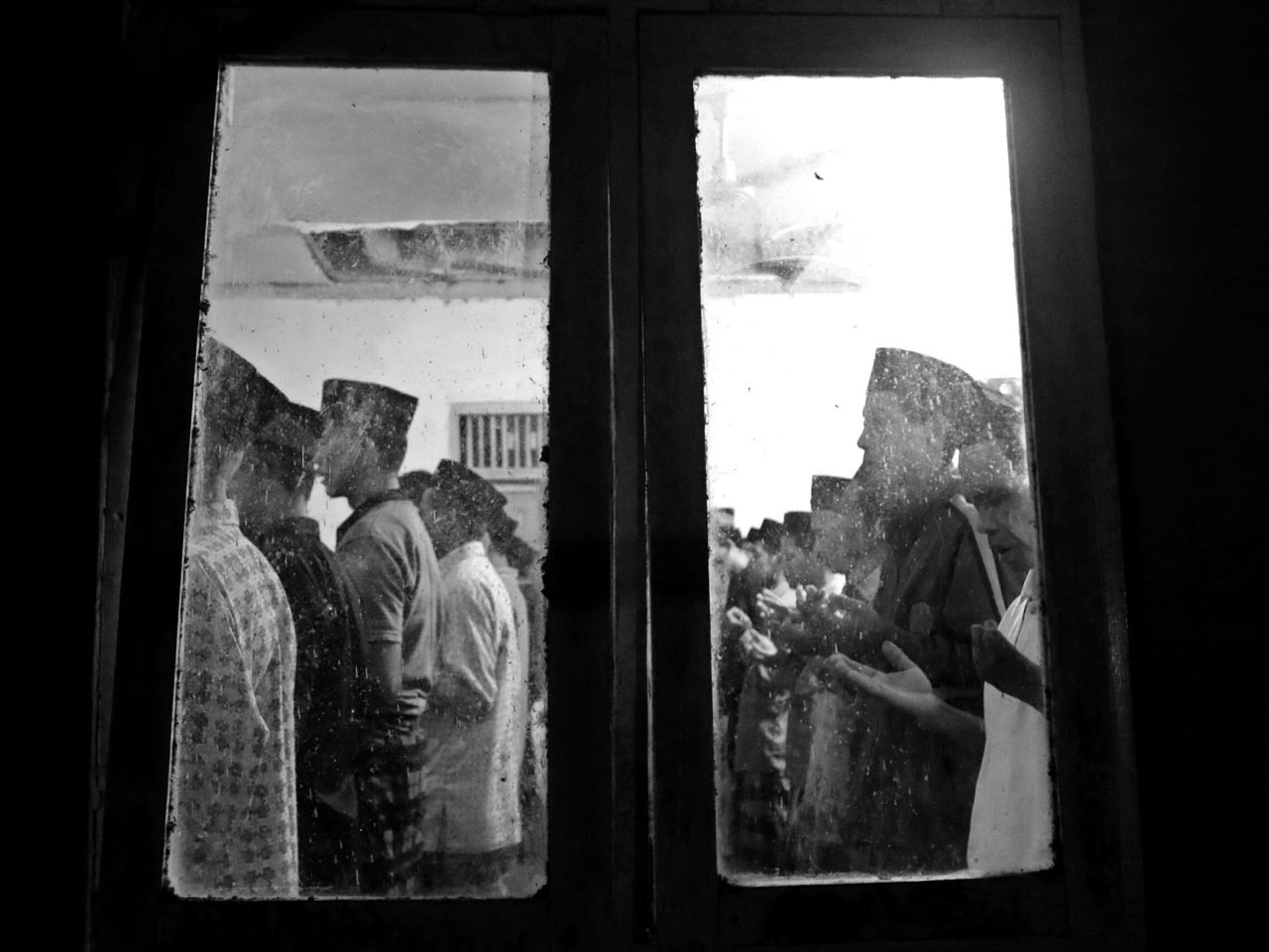 Hundreds of Wadas village residents take part in a mujahadah prayer session in a musala (prayer room). (Project M/Dhoni Setiawan)