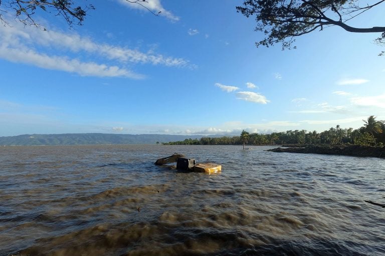 Salah satu ekskavator program Pemprov Gorontalo tenggelam di Danau Limboto. Ekskavator ini digunakan untuk mengeruk lumpur sedimentasi di Danau Limboto yang mengalami pendangkalan. (Project M/Geril Dwira)