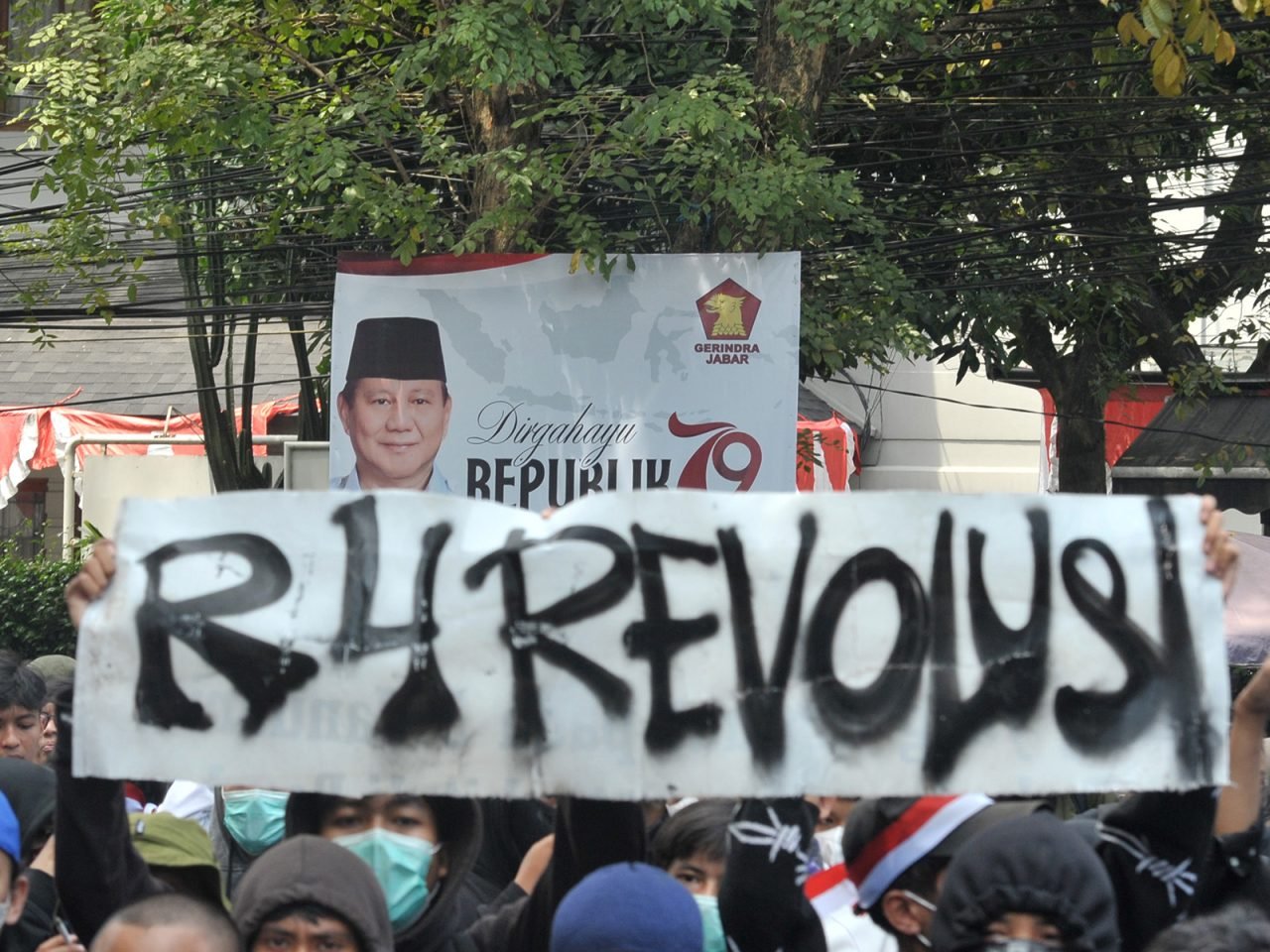 Demonstran mengacungkan sebuah poster di depan Gedung DPRD Jawa Barat, Jalan Dipenegoro, Kamis (22/08/2024). Aksi #Peringatan Darurat diusung kelompok masyarakat sipil, mahasiswa, seniman, aktivis, dan akademisi yang tergabung dalam Front Rakyat Gugat Negara. (Project M/Bukbis Candra Ismet Bey)