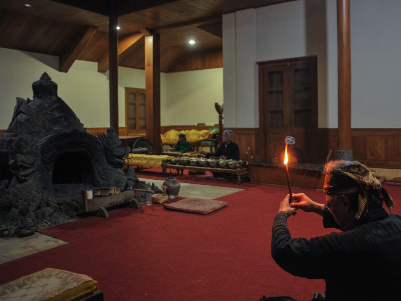 Masyarakat Adat Sunda Wiwitan beribadah di gedung Cagar Budaya Paseban, Cigugur, Kuningan. (Project M/Bukbis Candra Ismet Bey)