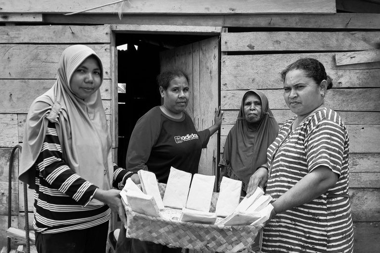 Para perempuan Kampung Umera menunjukkan sagu lempeng di depan ruangan pengolahan milik Siti Hawa (kedua dari kiri). (Project M/Rabul Sawal)
