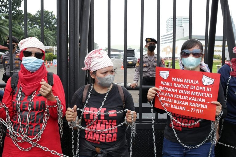 Aktivis Jaringan Nasional Advokasi Pekerja Rumah Tangga (JALA PRT) menggelar aksi rantai diri dan gembok gerbang DPR. Mereka menuntut pengesahan Rancangan Undang-Undang Perlindungan PRT. RUU ini sudah lebih dari 20 tahun terombang-ambing menunggu pengesahan DPR. (Project M/Adrian Mulya)