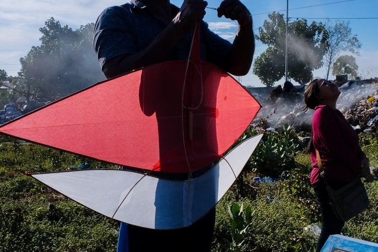 Pemakaman Jarak di kota Surabaya pada sisi yang bersebelahan dengan Tempat Pembuangan Sampah terdapat makam X. Yaitu makam bagi mereka yang tidak memiliki identitas dan ditolak keluarga atau warga karena mengidap ODHA (Orang Dengan HIV/AIDS). (Project M/Muni Moon)