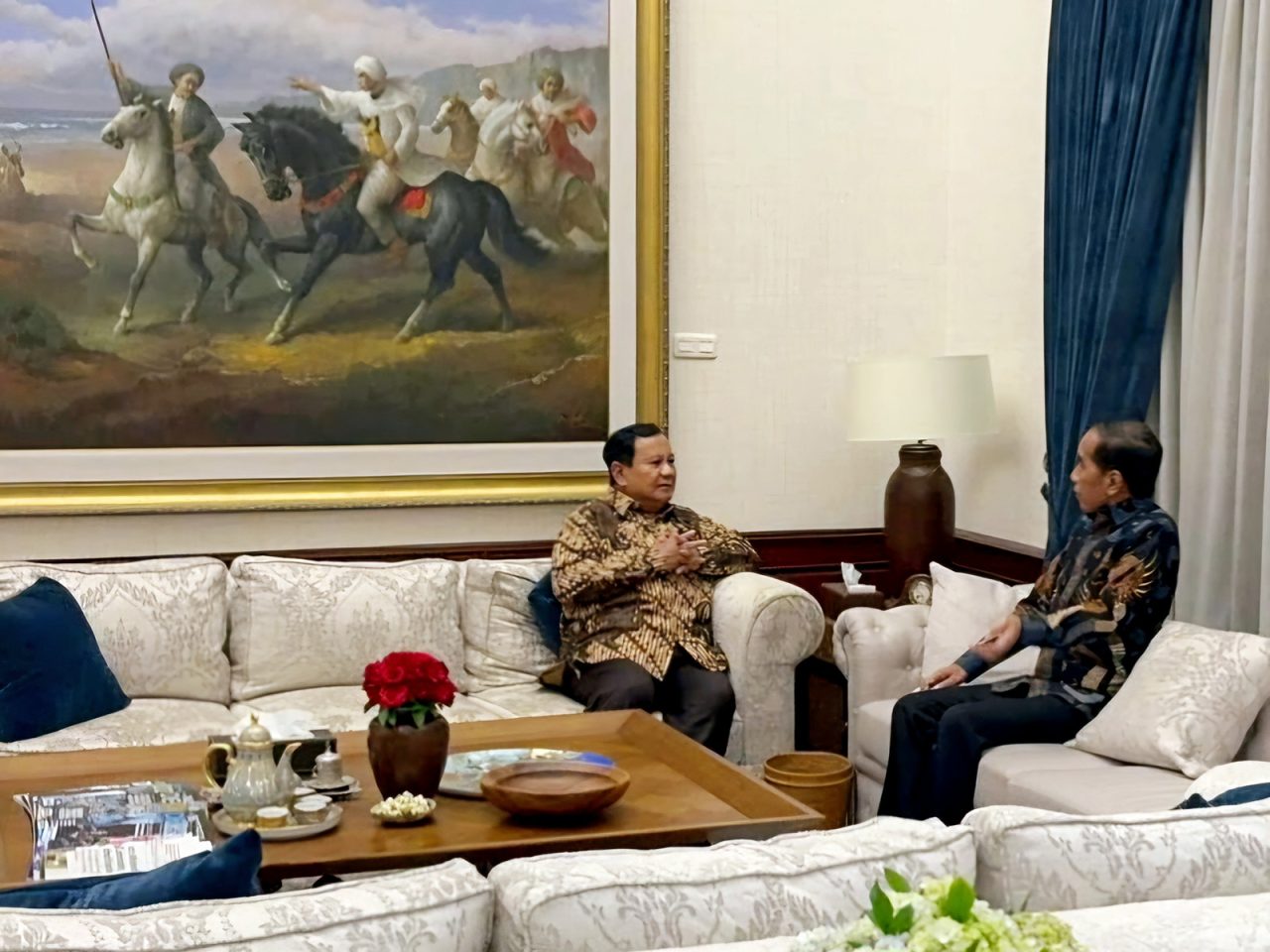 Prabowo Subianto menjamu  Joko Widodo di kediamannya di Kertanegara, Jakarta, Jumat (06/12/2024). Sebelumnya, Prabowo  mengunjungi Jokowi di Solo pada November 2024. Kedua elite ini berperan dalam permainan kekuasaan Koalisi KIM dan KIM-Plus dalam Pilpres dan Pilkada 2024. (Dokumentasi Prabowo)