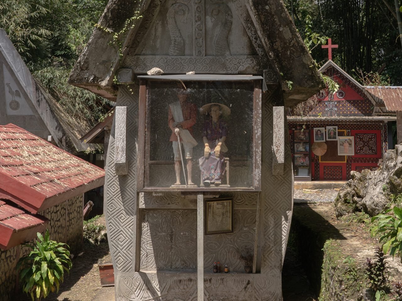 Sepasang tau-tau terlihat pada sebuah patane di Kete' Kesu' yang terletak di Kecamatan Sanggalangi, Toraja Utara. (Project M/Aziziah Diah Aprilya)