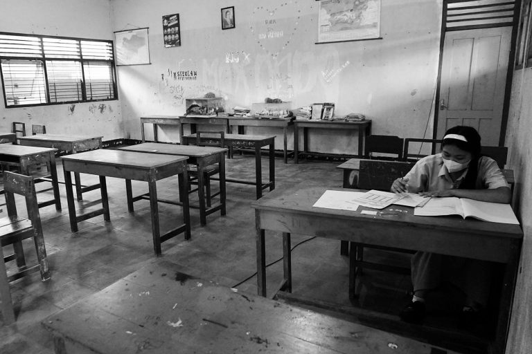 Satu dari tiga siswa kelas XII SMA Dr Wahidin mengikuti ujian pada Selasa, 2 April 2024. (Project M/Anwar Mustaqim)