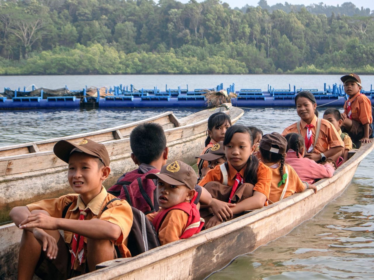 Sebagian besar anak-anak Desa Sinaka menggunakan sampan untuk pergi ke sekolah, SDN 06 Sinaka, yang terletak di Dusun Korit Buah. (Project M/Jaka HB)