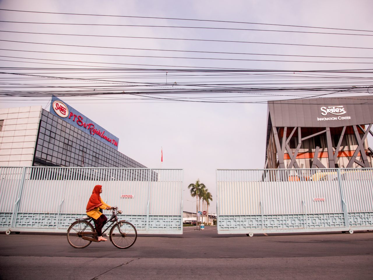 Warga melintas di depan gerbang PT Sritex Rejeki Isman, di Jalan KH Samanhudi, Jetis, Sukoharjo. Pengadilan Negeri Niaga Semarang menyatakan PT Sritex bersama tiga anak perusahaan lainnya pailit. (Project M/ Yoma Times Suryadi)